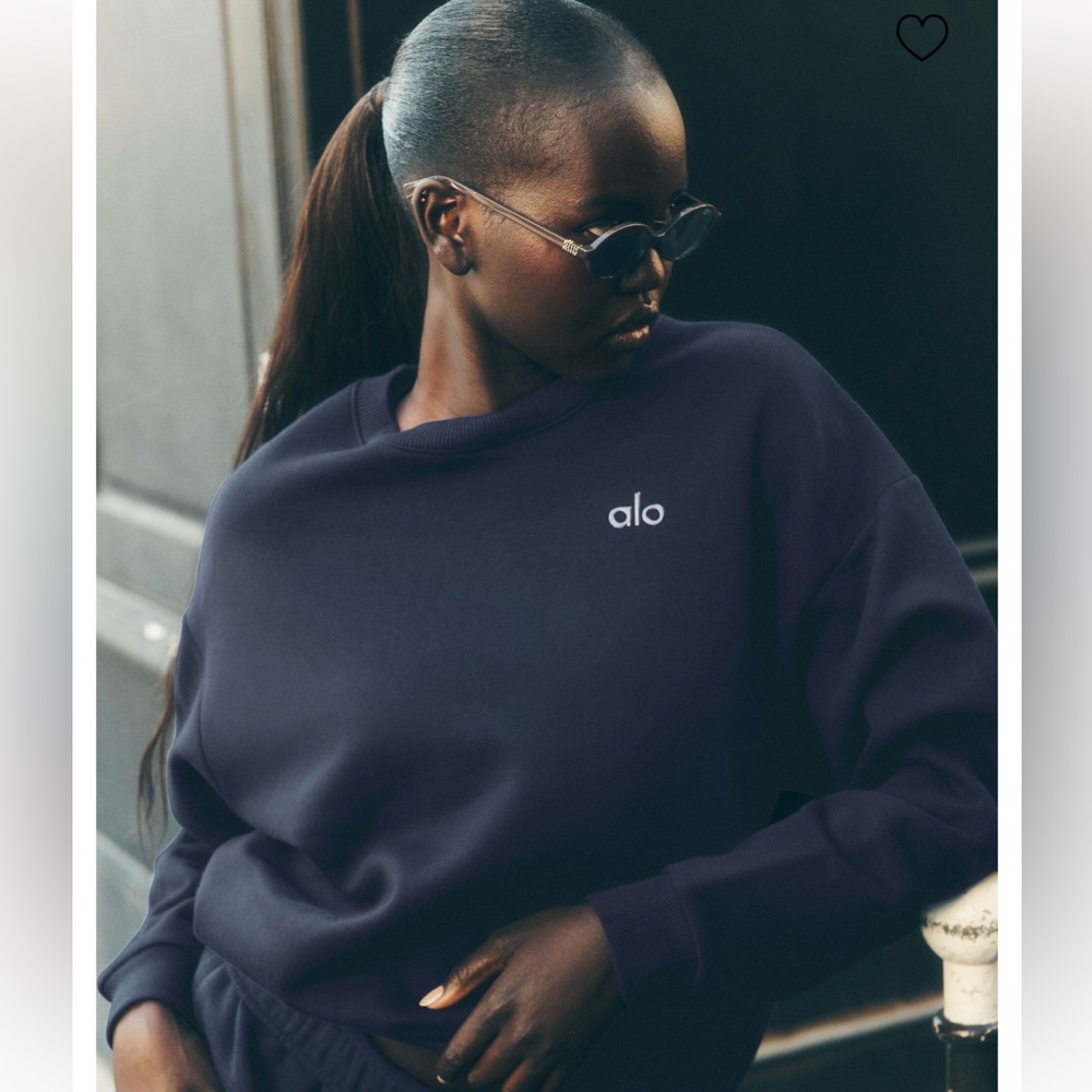 NWT ALO yoga Accolade crewneck in navy - Picture 2 of 5